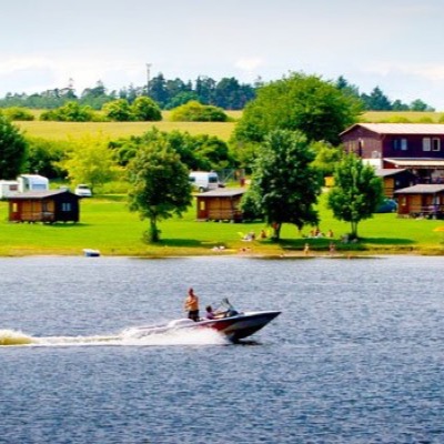 Koncerty živé hudby — Kemp Keramika